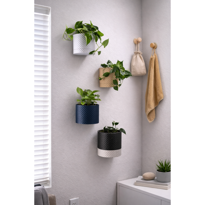 Wall planter with drainage 