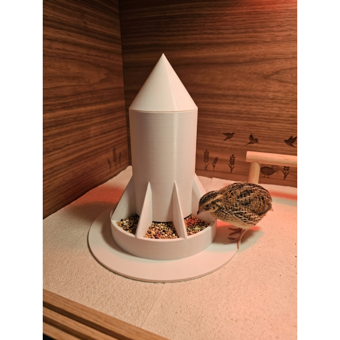 Spacious chick feeder with gravity filling and lid